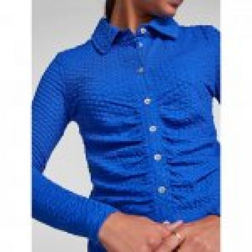 camisa azul fruncido delante