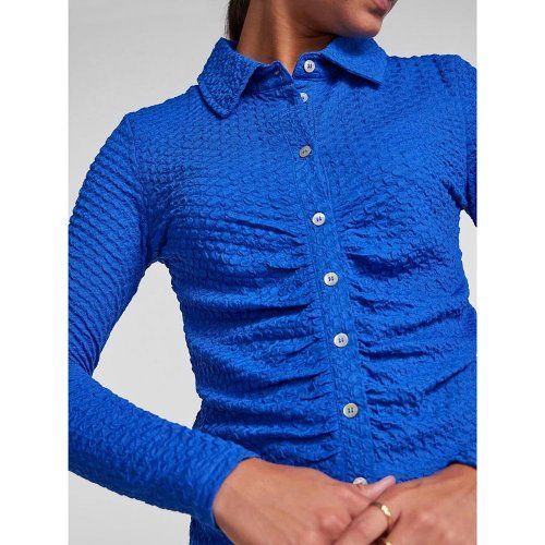 camisa azul fruncido delante